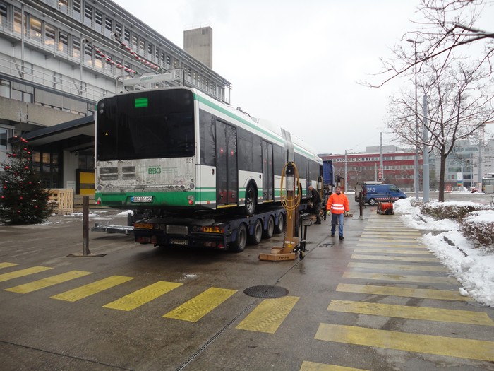 Polnischer LKW-Tieflader mit dem Eberswalder Gelenkobus 051 in Zürich/CH
